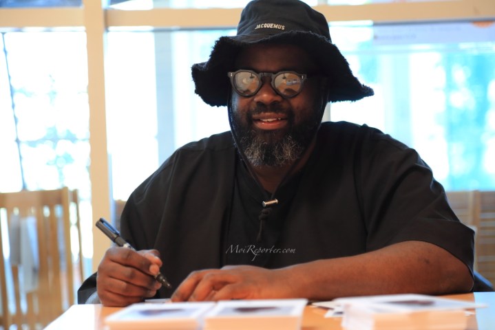 Issa Doumbia en dédicace - MoiReporter
