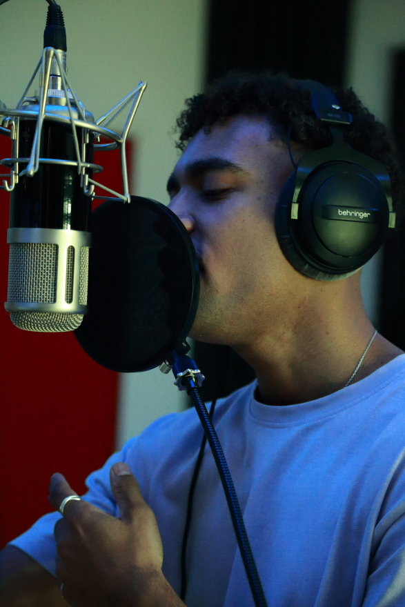 MOIREPORTER-STEN-SPINS-RECORDS-STUDIO