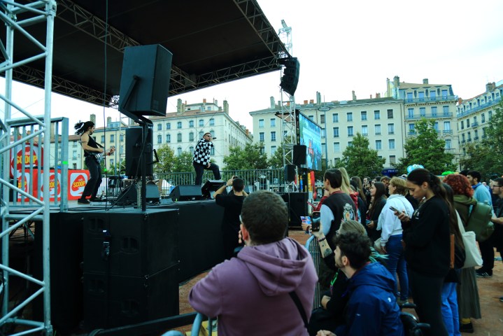 Découvrez Romain Ughetto en showcase avec Radio SCOOP à Lyon : reprises rock, version rock de la Pat’Patrouille, interprétation de « Le roi des boomers » et annonce d’un nouvel album.